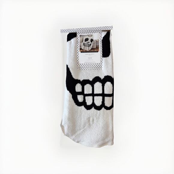 Cupcakes & Cashmere Halloween White Skull Shaped 50x70 Throw Blanket Reversible - Picture 1 of 3